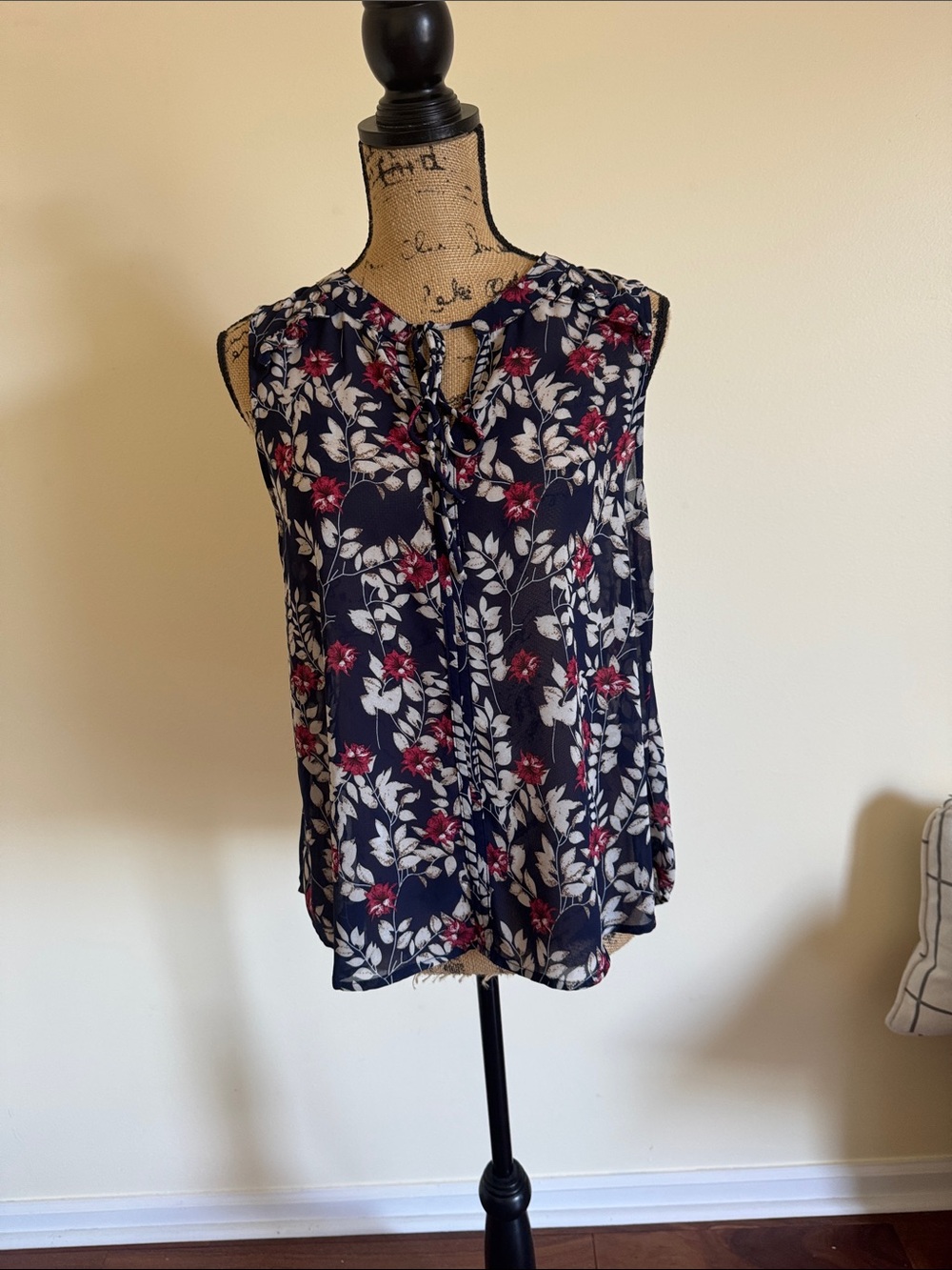 fun 2 fun Navy Floral Sleeveless Keyhole Blouse